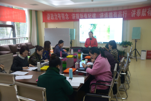 钟蓓蓓老师为大家简单介绍了幼儿园环保建筑特色造就下的科学活动基本