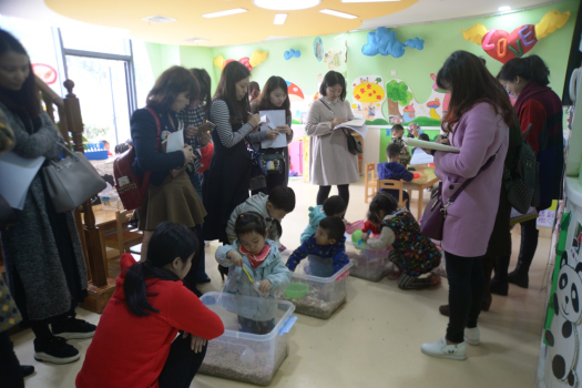 钟蓓蓓老师为大家简单介绍了幼儿园环保建筑特色造就下的科学活动基本